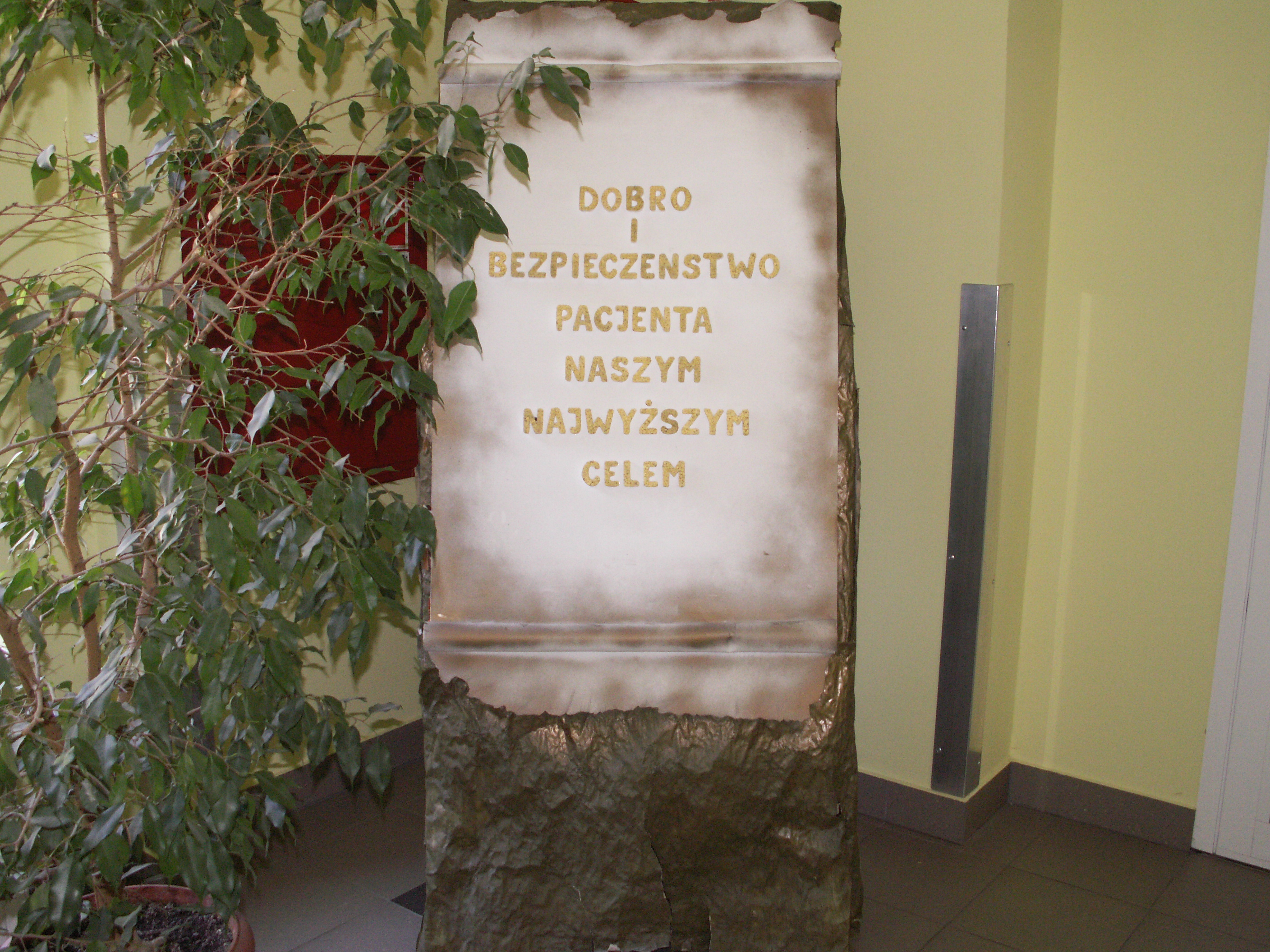 Tablica ze sloganem: Dobro i bezpieczeństwo pacjenta naszym najwyższym celem